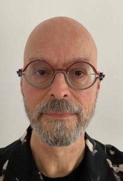 A head and shoulders images of dr Andreas Hiersche wearing glasses