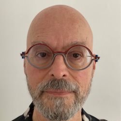 A head and shoulders images of dr Andreas Hiersche wearing glasses